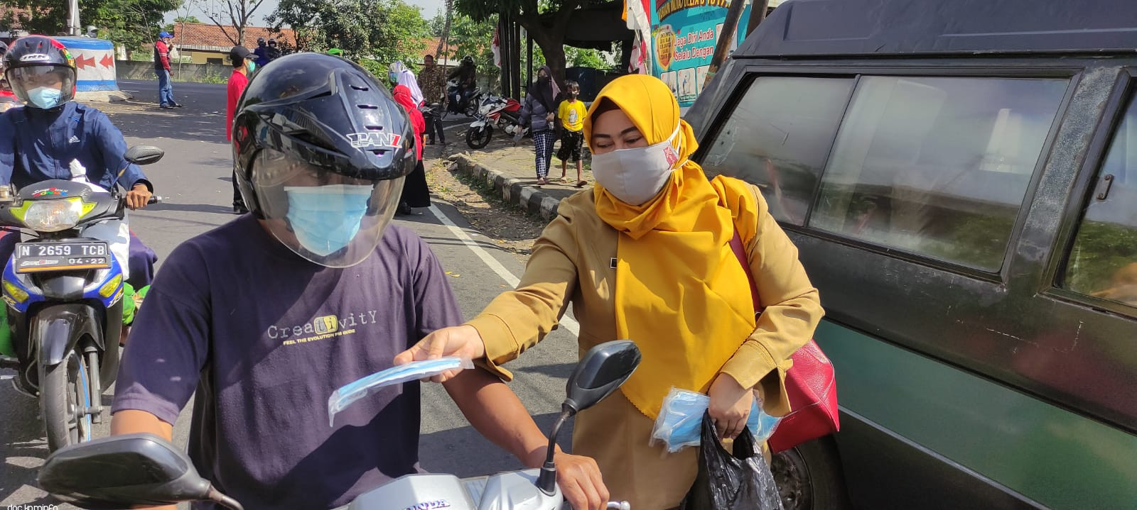 Tekan Penyebaran Covid-19, Dinas Kominfo Bagikan Masker dan Hand Sanitizer Ke Warga