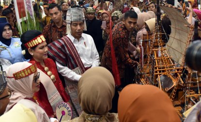 Manfaatkan Perkembangan Teknologi dengan Memasarkan Produk Kerajian Indonesia
