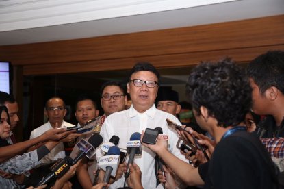 Mendagri Minta Kibarkan Bendera Merah Putih yang Besar di Kantor-kantor Pemda