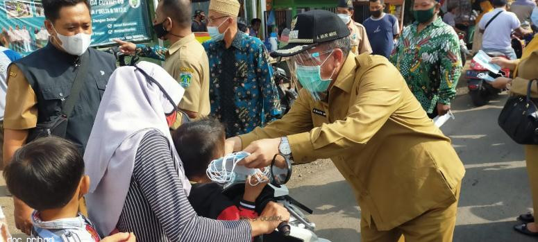 Wakil Bupati Pasuruan, Gus Mujib Imron Bagi-Bagi Ribuan Masker Dan Face Shield Ke Pedagang Pasar