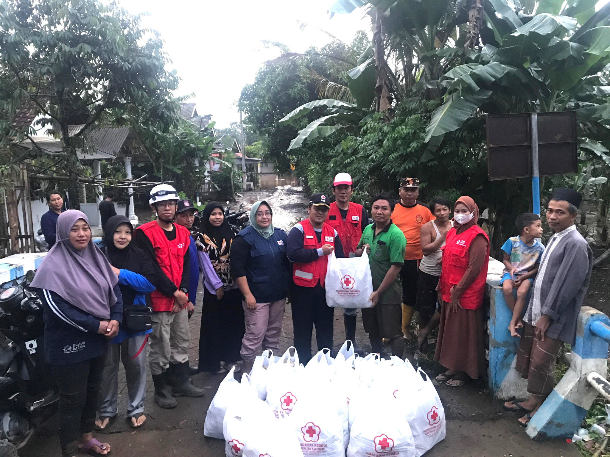 PMI Kabupaten Pasuruan Salurkan 650 Nasi Bungkus Kepada Warga Terdampak Banjir Bandang