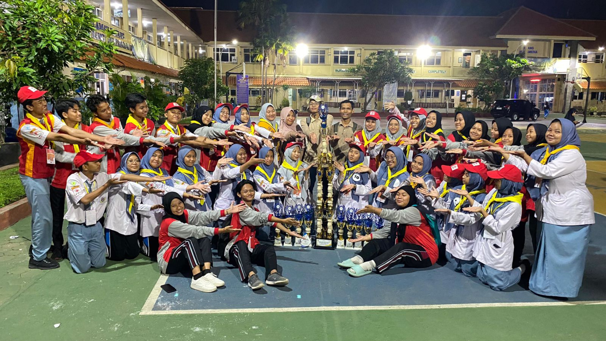 Borong 10 Piala Terbaik, PMR MAN 1 Pasuruan Raih Peringkat Terbaik Umum Se-Jatim Tahun 2024