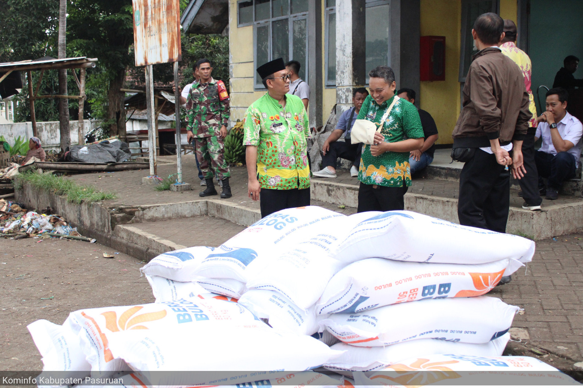 Pastikan Harga Beras Aman, Pemkab Pasuruan Lakukan Operasi Pasar di 14 Titik Lokasi Pasar