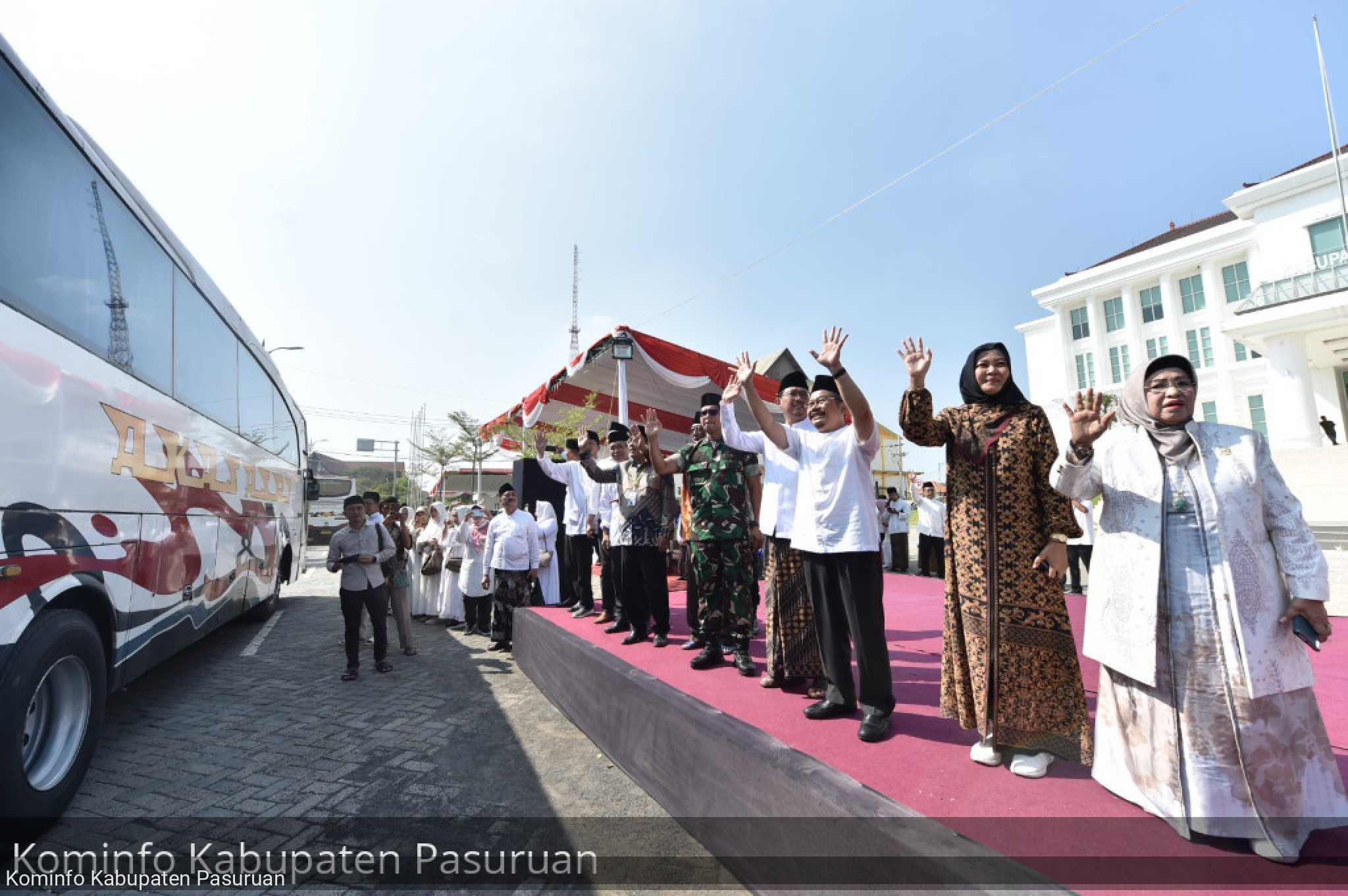 Pj. Bupati Pasuruan Andriyanto Berangkatkan Calon Jamaah Haji (CJH) Kloter Pertama Kabupaten Pasuruan