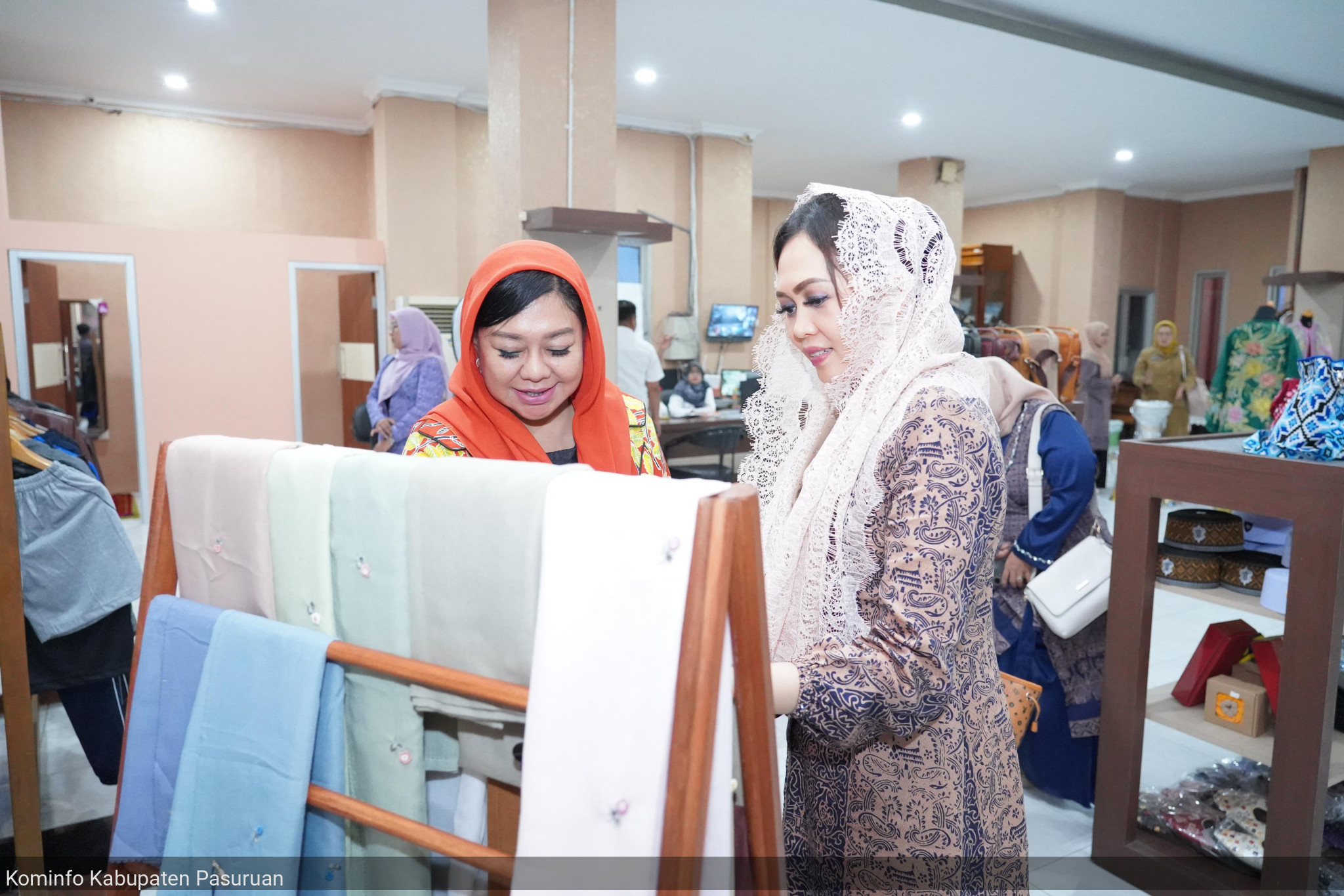 Perkenalkan Produk Unggulan Kabupaten Pasuruan, Ny. Dewi Maharani Nurkholis Sambut Kunjungan Kerja Dekranasda Kota Padang di Kabupaten Pasuruan