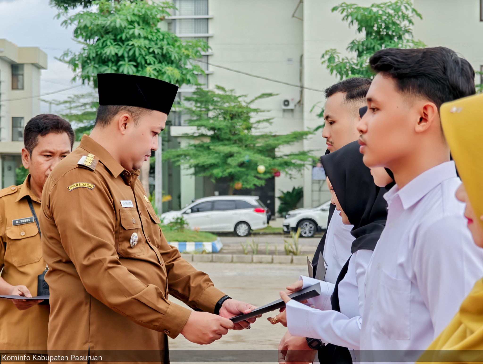 Pimpin Apel Pagi Bersama, Bupati Rusdi Serahkan SK CPNS TA 2024 dan SK Purna Tugas ASN TMT 1 Juni 2025