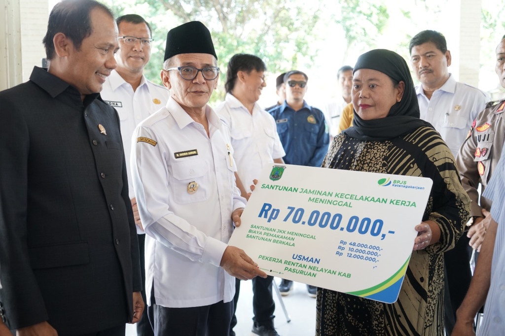 Penyerahan Simbolis Kartu Kepesertaan dan Klaim Jaminan Kematian (JKM) BPJS Ketenagakerjaan untuk Nelayan