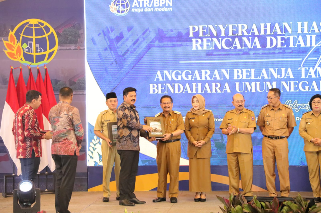 Terima Bantuan 3 Paket dari Kementerian ATR