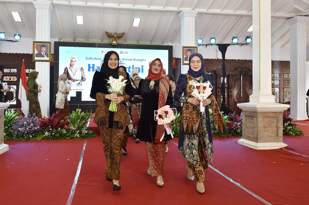 Parade Busana Kartini oleh Tim Penggerak PKK Kab. Pasuruan