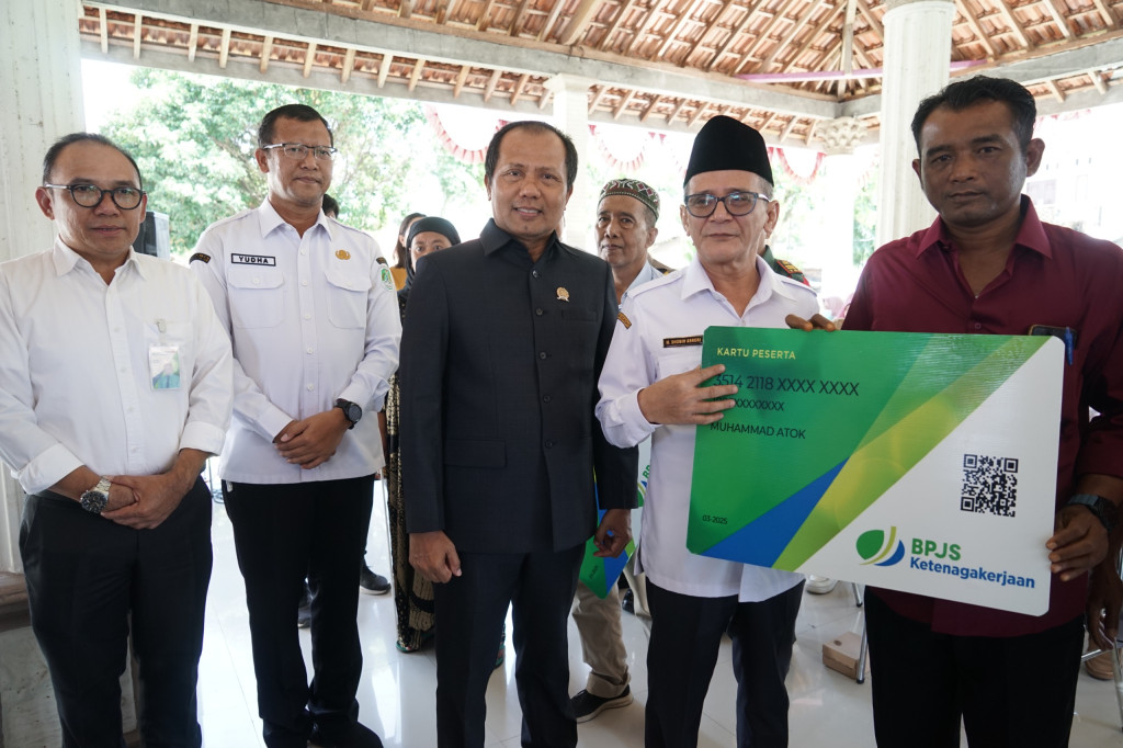 Penyerahan Simbolis Kartu Kepesertaan dan Klaim Jaminan Kematian (JKM) BPJS Ketenagakerjaan untuk Nelayan