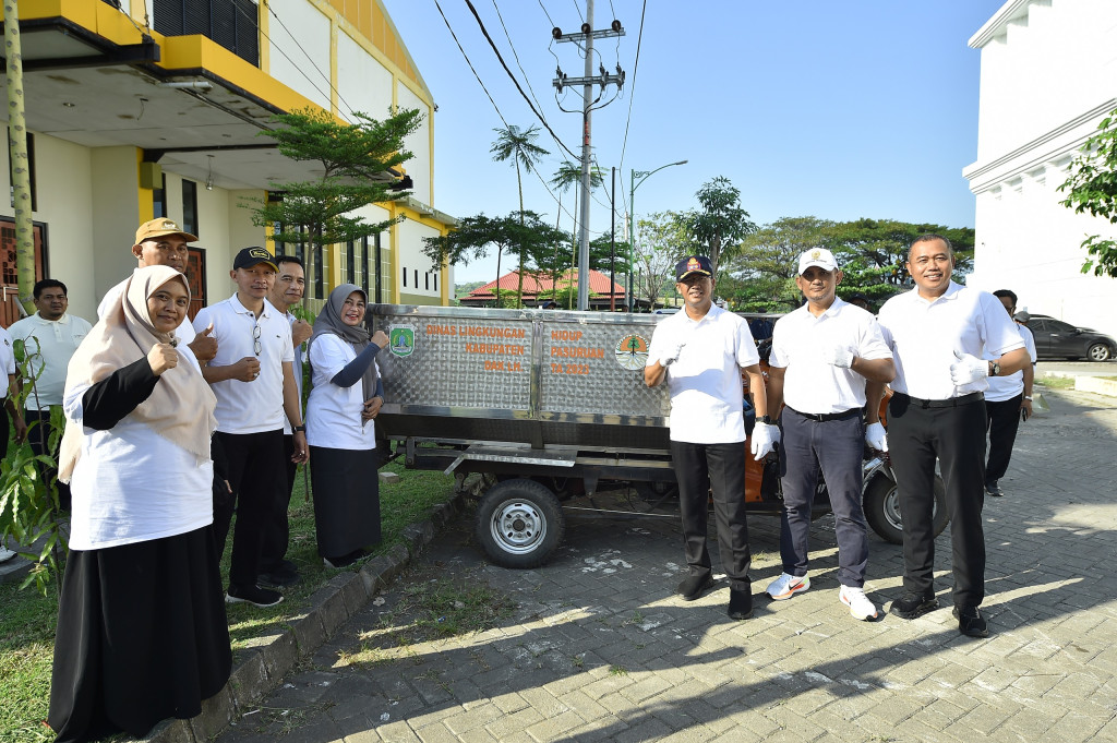 Aksi Bersih Sampah Plastik dalam rangka Memperingati Hari Lingkungan Hidup Sedunia