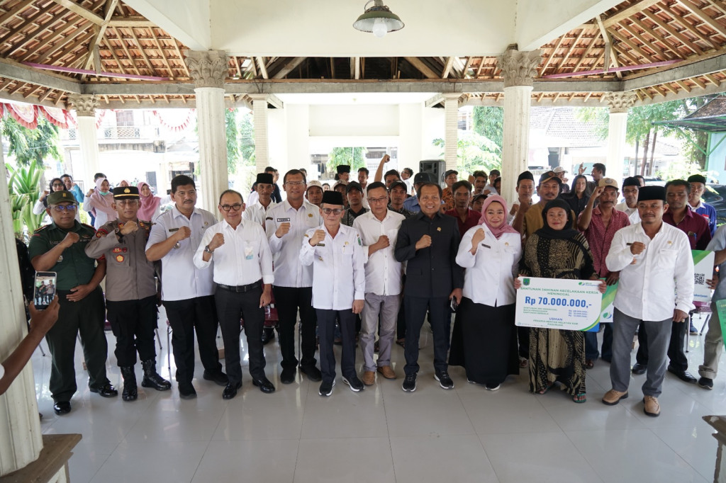 Penyerahan Simbolis Kartu Kepesertaan dan Klaim Jaminan Kematian (JKM) BPJS Ketenagakerjaan untuk Nelayan