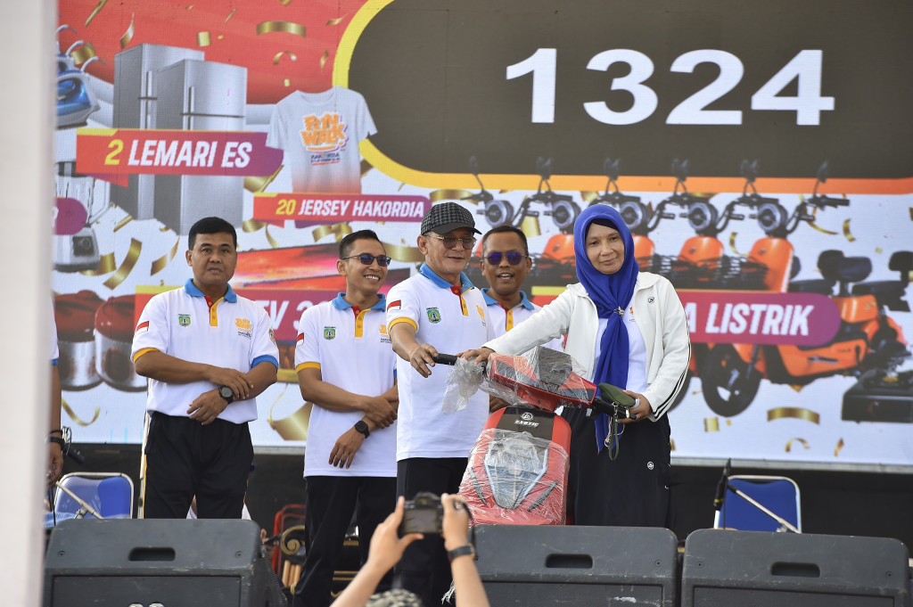 Penyerahan Hadiah Pemenang Lomba Video di Acara Puncak Peringatan Hari Anti Korupsi Sedunia (HAKORDIA) dan HUT KORPRI ke 54