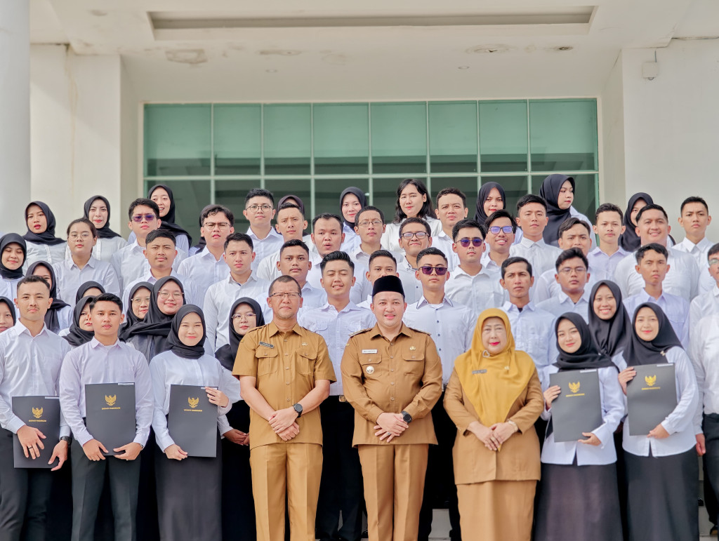 Penyerahan Simbolis SK CPNS TA 2024 dan SK Purna Tugas ASN TMT 1 Juni 2025