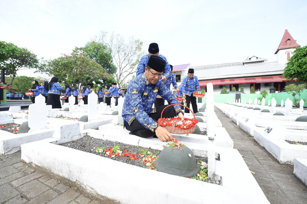 Tabur Bunga di Taman Makam Pahlawan HUT KORPRI Ke-53