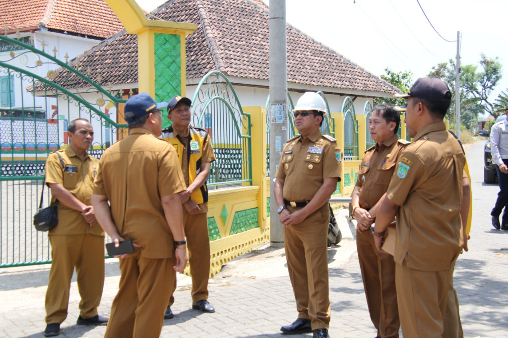 Tinjau Jalan Rusak di Kabupaten Pasuruan