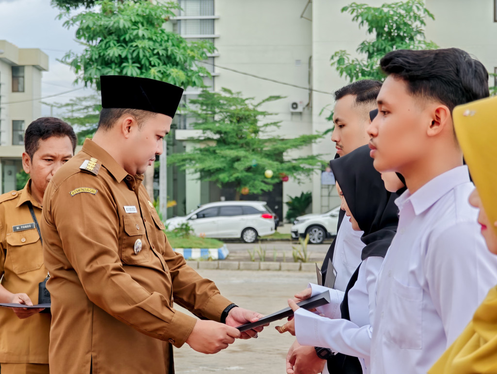 Penyerahan Simbolis SK CPNS TA 2024 dan SK Purna Tugas ASN TMT 1 Juni 2025