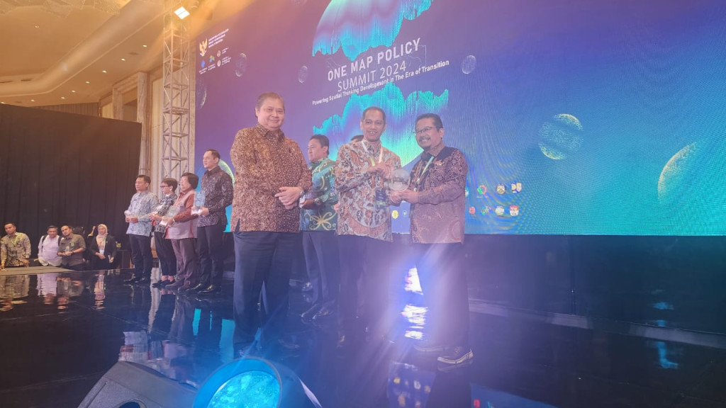 Penghargaan One Map Policy Summit 2024 oleh Kementerian Koordinator Bidang Perekonomian Republik Indonesia