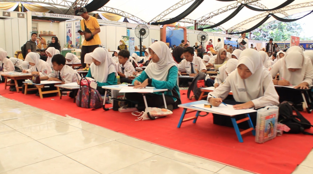 Lomba Melukis Poster SMP di Acara Festival Durian 2024