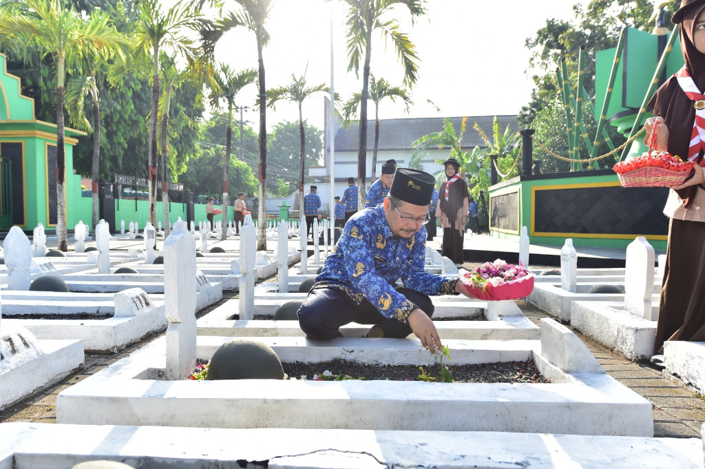 Tabur Bunga di Makam Pahlawan