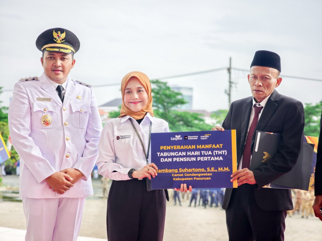 Penyerahan Manfaat Tabungan Hari Tua dan Pensiun Pertama oleh Bupati Pasuruan