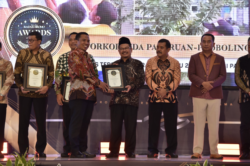 Pj Bupati Pasuruan Raih Penghargaan Radar Bromo Award 2024